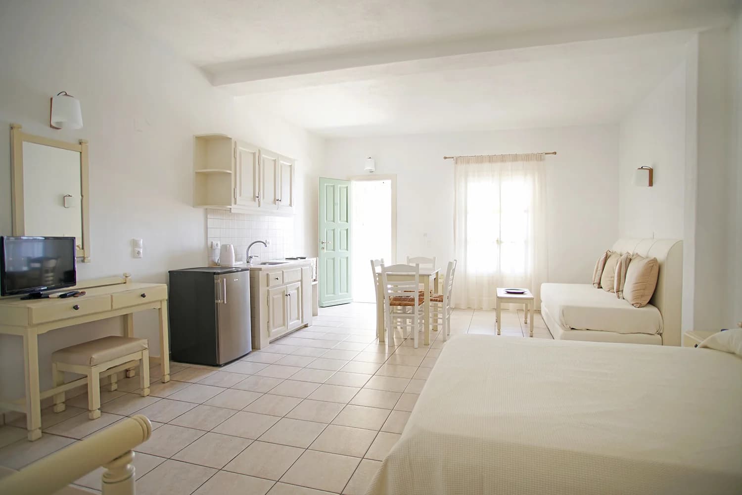 Family studio with beds, seating, dining table and kitchenette