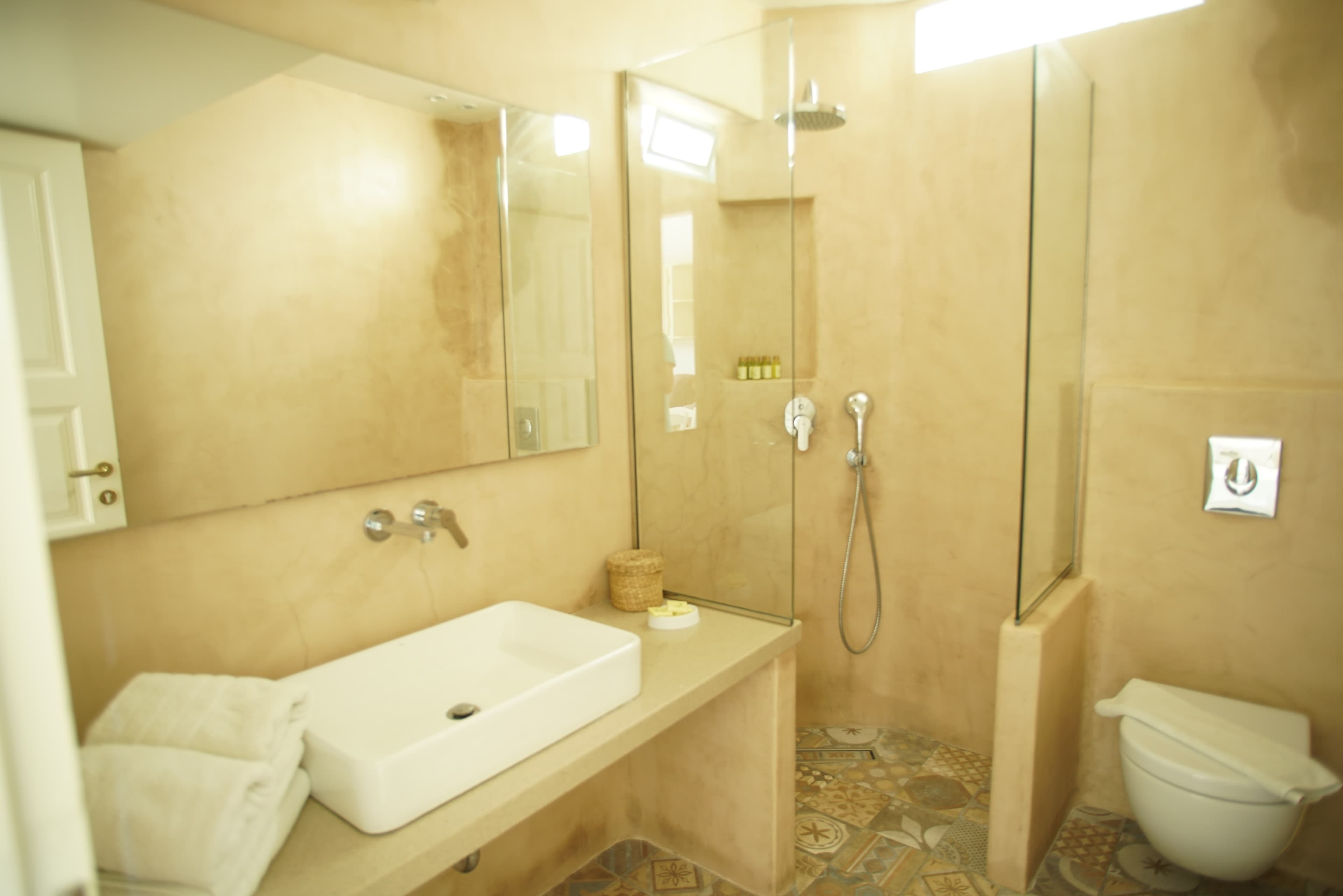 Bathroom with basin, mirror and shower